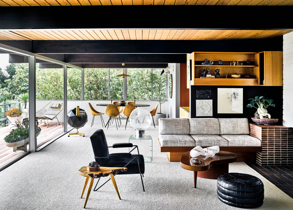 8 Black Living Rooms Where We Wouldn't Mind Taking a Nap_1