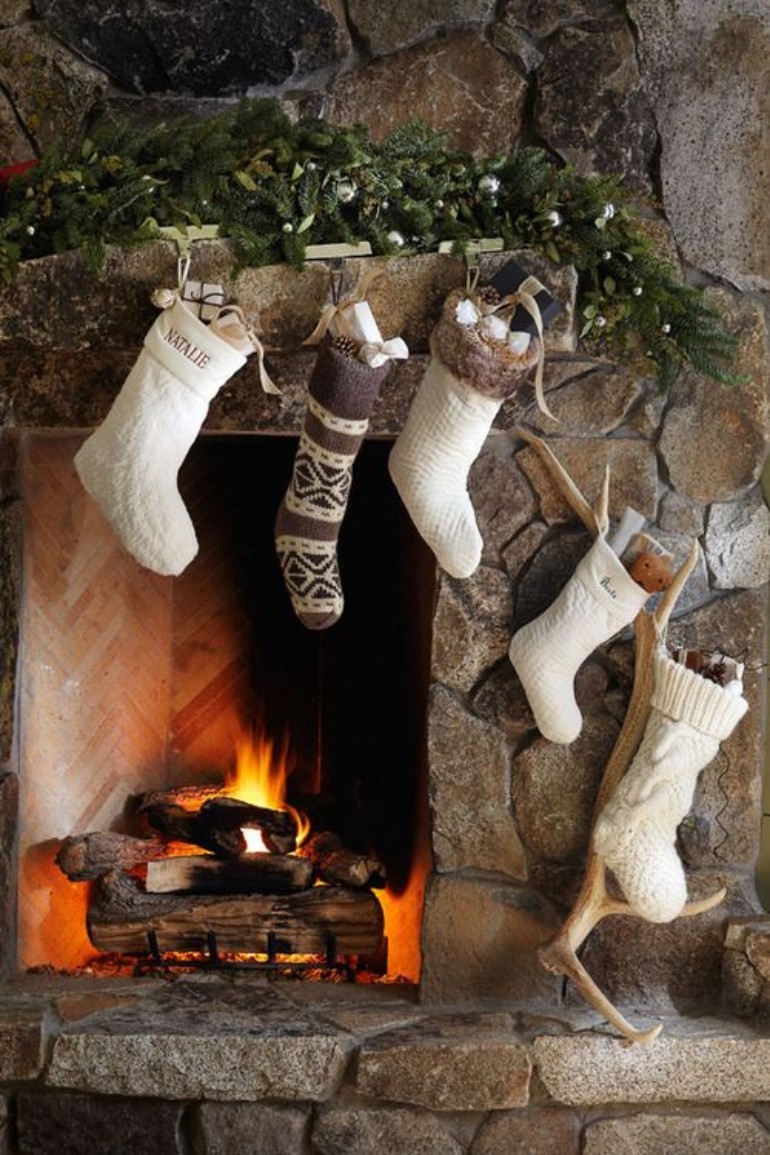Christmas Essentials For Your Living Room Decor This Winter!