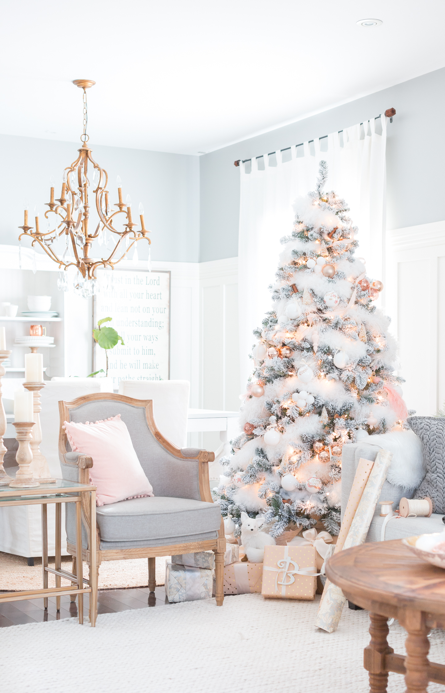 How To Make Your Christmas Living Room Decor Look Like A ...