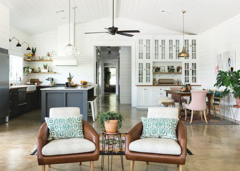 A Vintage Eclectic Living Room In Louisiana_1